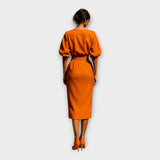 Κομψό φόρεμα με εκλεπτυσμένο σχεδιασμό και minimal αισθητική