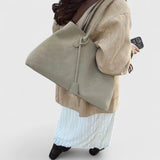 Ναυσικά - Maxi τσάντα με εκλεπτυσμένο design και ευρύχωρη χωρητικότητα