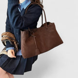 Ναυσικά - Maxi τσάντα με εκλεπτυσμένο design και ευρύχωρη χωρητικότητα